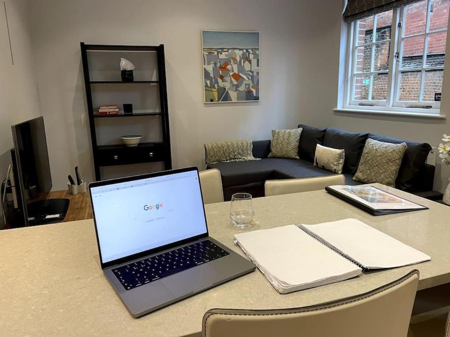Charming & Cosy Town Centre Home With Parking Guildford Exteriör bild