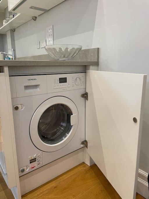 Charming & Cosy Town Centre Home With Parking Guildford Exteriör bild
