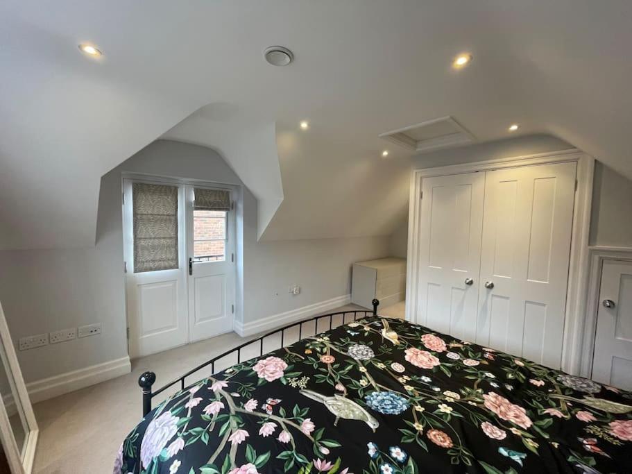 Charming & Cosy Town Centre Home With Parking Guildford Exteriör bild