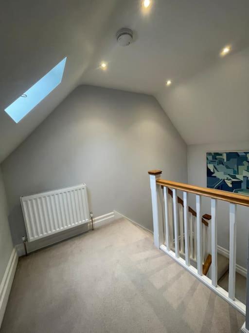 Charming & Cosy Town Centre Home With Parking Guildford Exteriör bild
