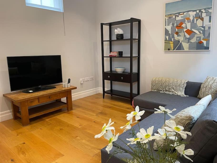 Charming & Cosy Town Centre Home With Parking Guildford Exteriör bild
