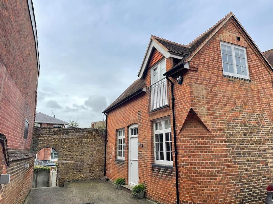 Charming & Cosy Town Centre Home With Parking Guildford Exteriör bild